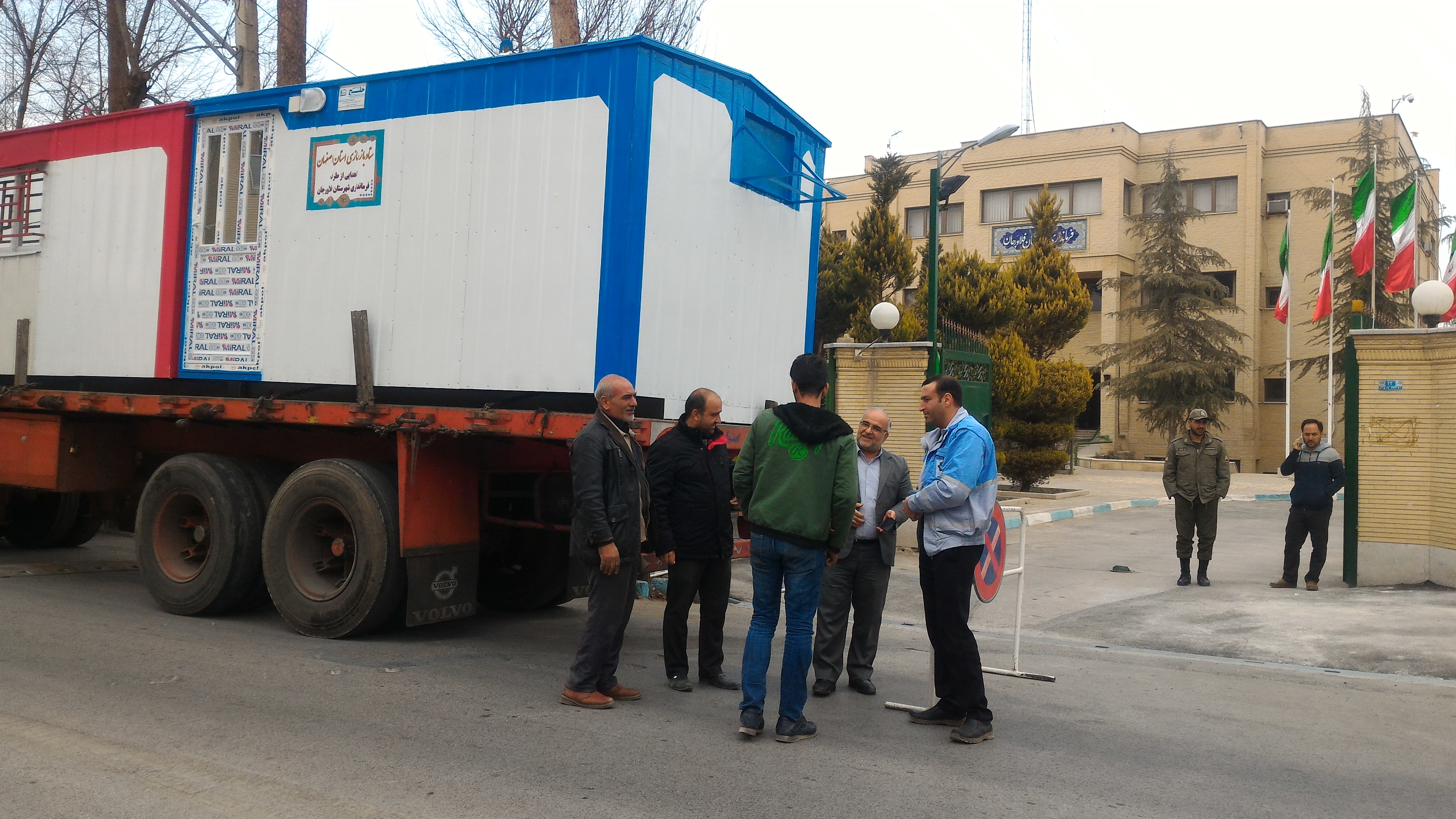 ۵ دستگاه کانکس توسط فرمانداری شهرستان فلاورجان به مناطق زلزله زده کرمانشاه ارسال شد