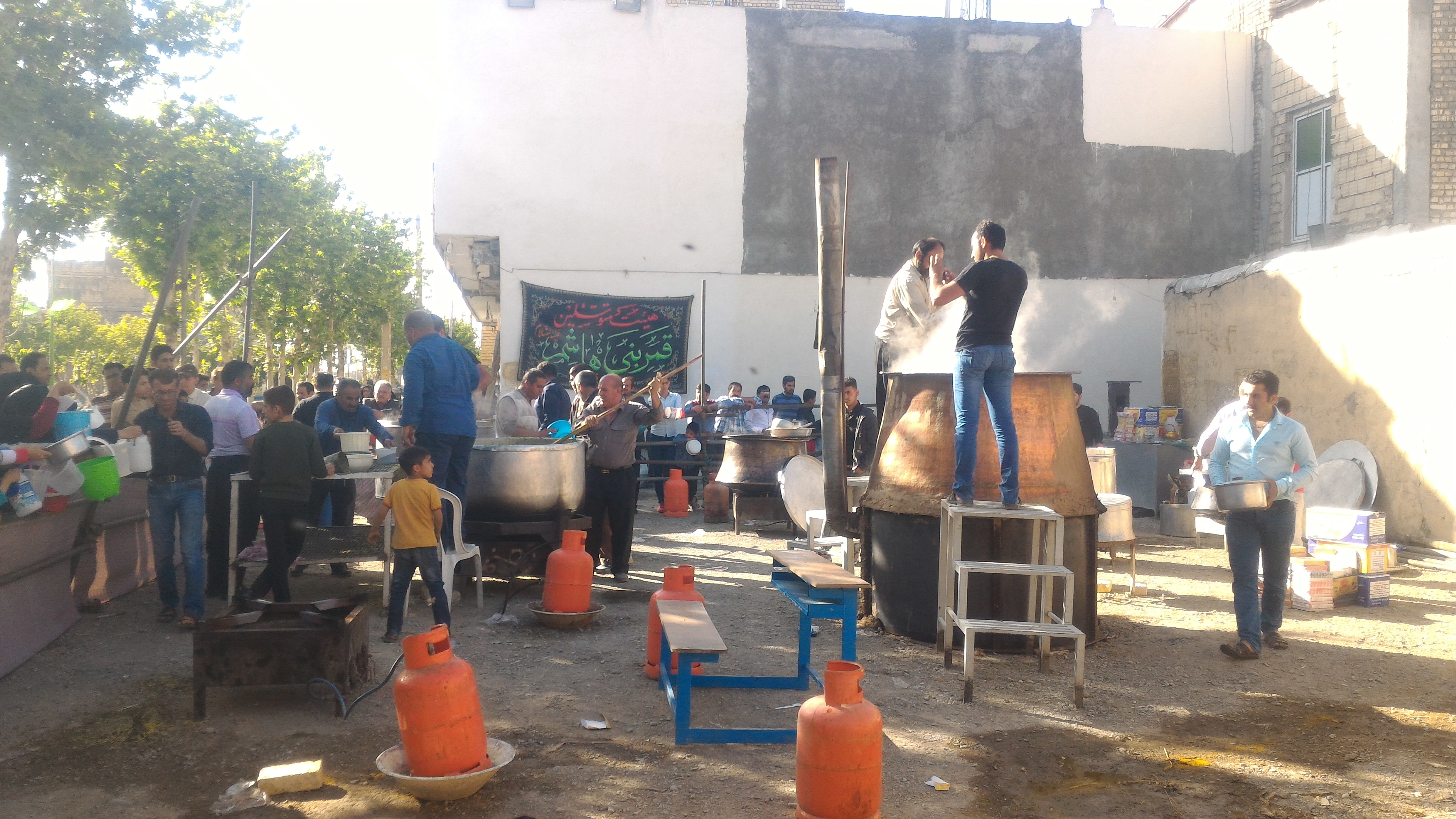 بزرگترین پخت و پخش آش «امام حسین(ع)» در شهرستان فلاورجان+ تصاویر