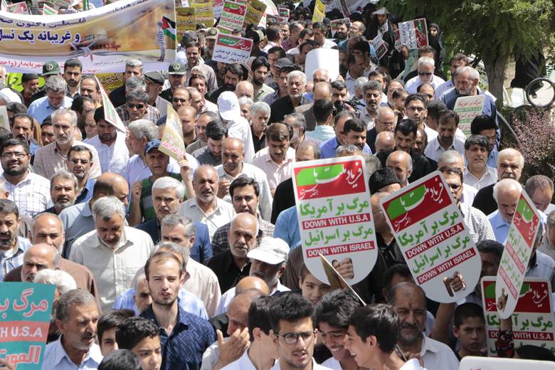 مردم شهرستان فلاورجان  در حمایت از اقتدار و امنیت کشور راهپیمایی می‌کنند