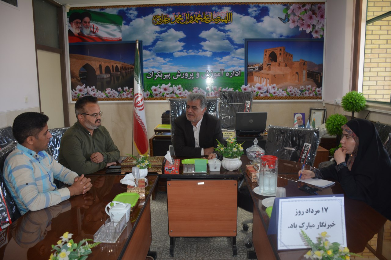 رئیس اداره آموزش وپرورش پیربکران ازخبرنگاران شهرستان فلاورجان تجلیل نمود