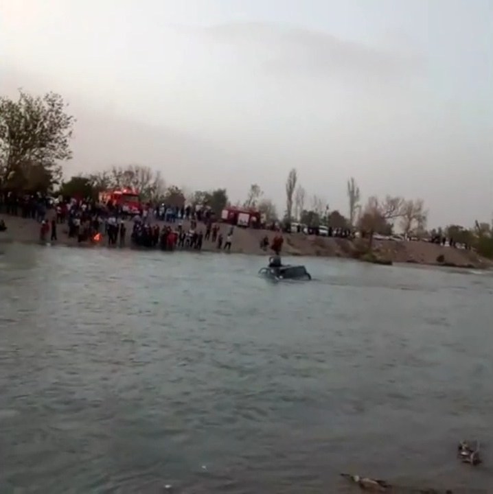 سقوط خودروی پاترول در رودخانه زاینده رود وآتش سوزی مغازه مکانیکی در ایمانشهر