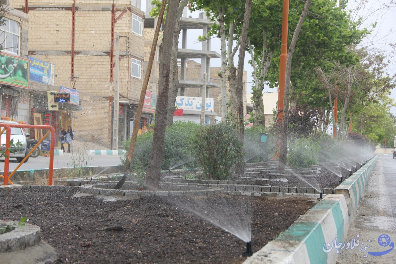 اجرای طرح آبیاری قطره ای وبارانی  در بلوار”بسیج “فلاورجان