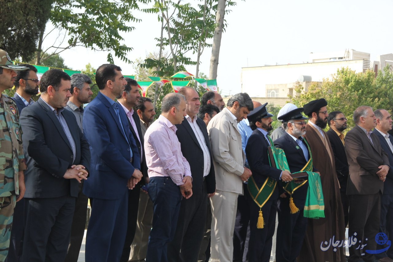 کاروان سفیران کریمه به مقام شامخ شهدای فلاورجان ادای احترام کردند+تصاویر