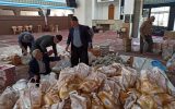 آماده سازی  بسته‌های کمک معیشتی توسط بزرگان قهدریجان به روایت تصویر