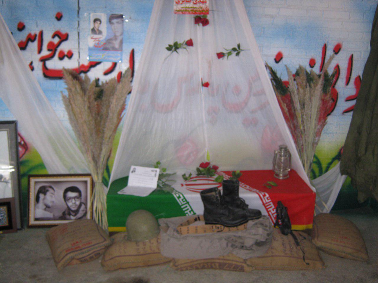یادواره ی شهدای دفاع مقدس و مدافعان حرم در دبیرستان شاهد فاضل فلاورجان برگزار شد .