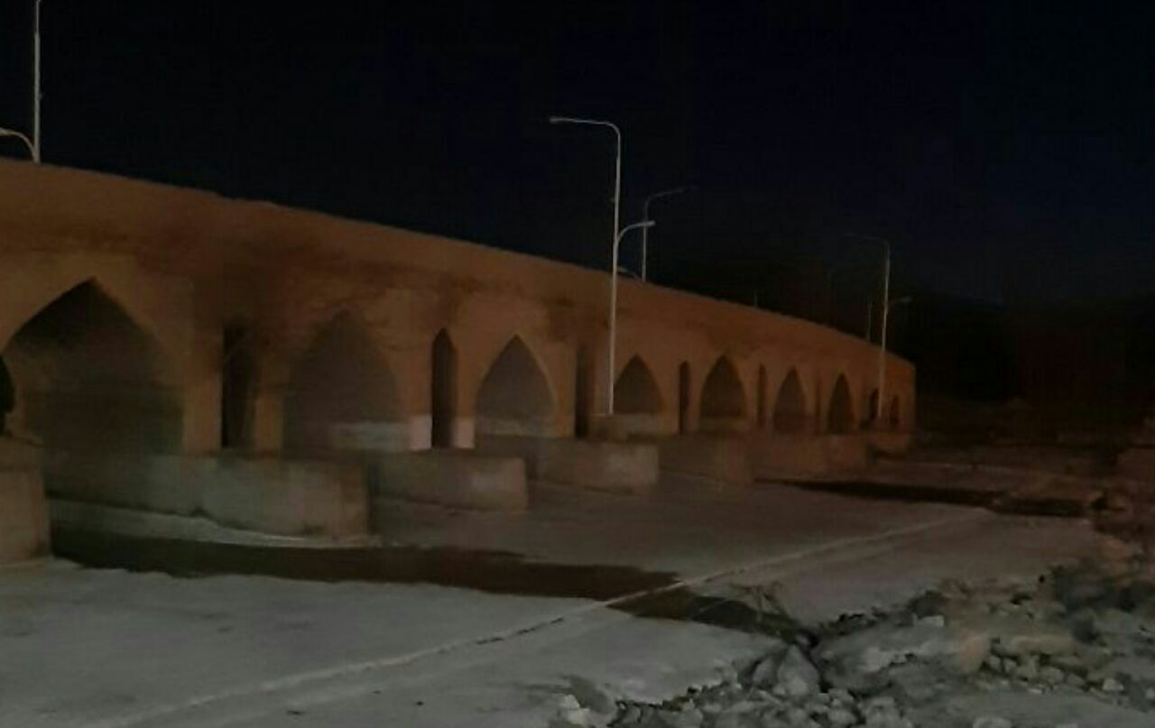 گذر آب زاینده رود از پل تاریخی بابا محمود در پیربکران