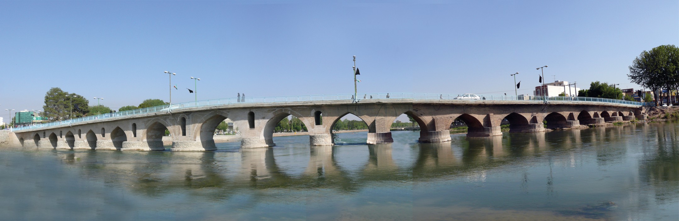 پل تاریخی فلاورجان، تنها پل دوقوسی بر روی زاینده رود 