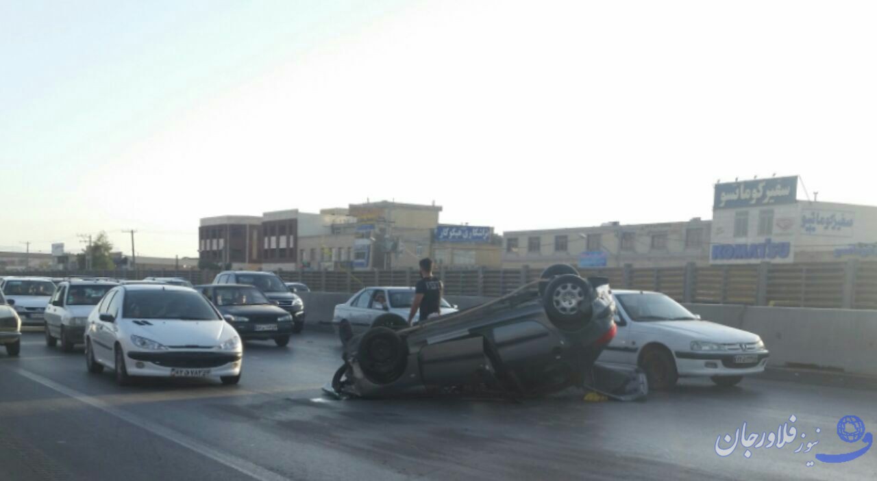واژگونی خودروی سواری در اتوبان ذوب آهن اصفهان  + عکس