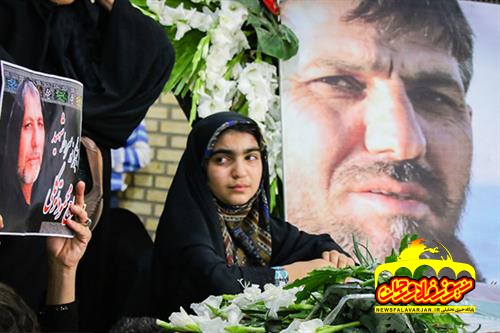 کمک خانواده شهید به دانش آموزان نیازمند قبل از انجام مراسم خاک‌سپاری