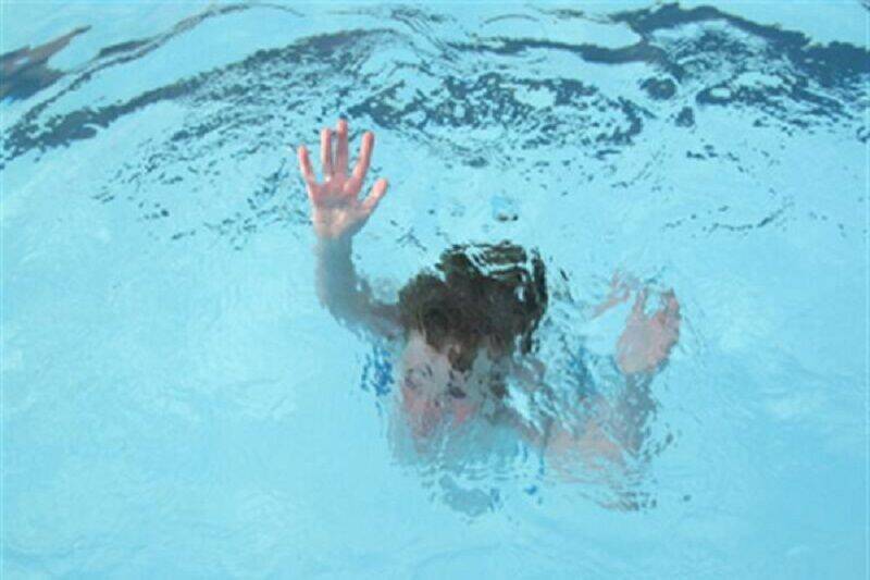 غرق شدگی یک کودک ۴ ساله در استخر آب در فلاورجان
