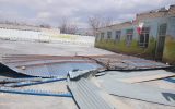 خسارت توفان به مدرسه‌ای در تیران و کرون