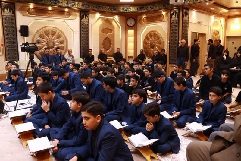 اهدای هدایای متبرک رهبر انقلاب به قاریان نوجوان اصفهانی - تصویر
