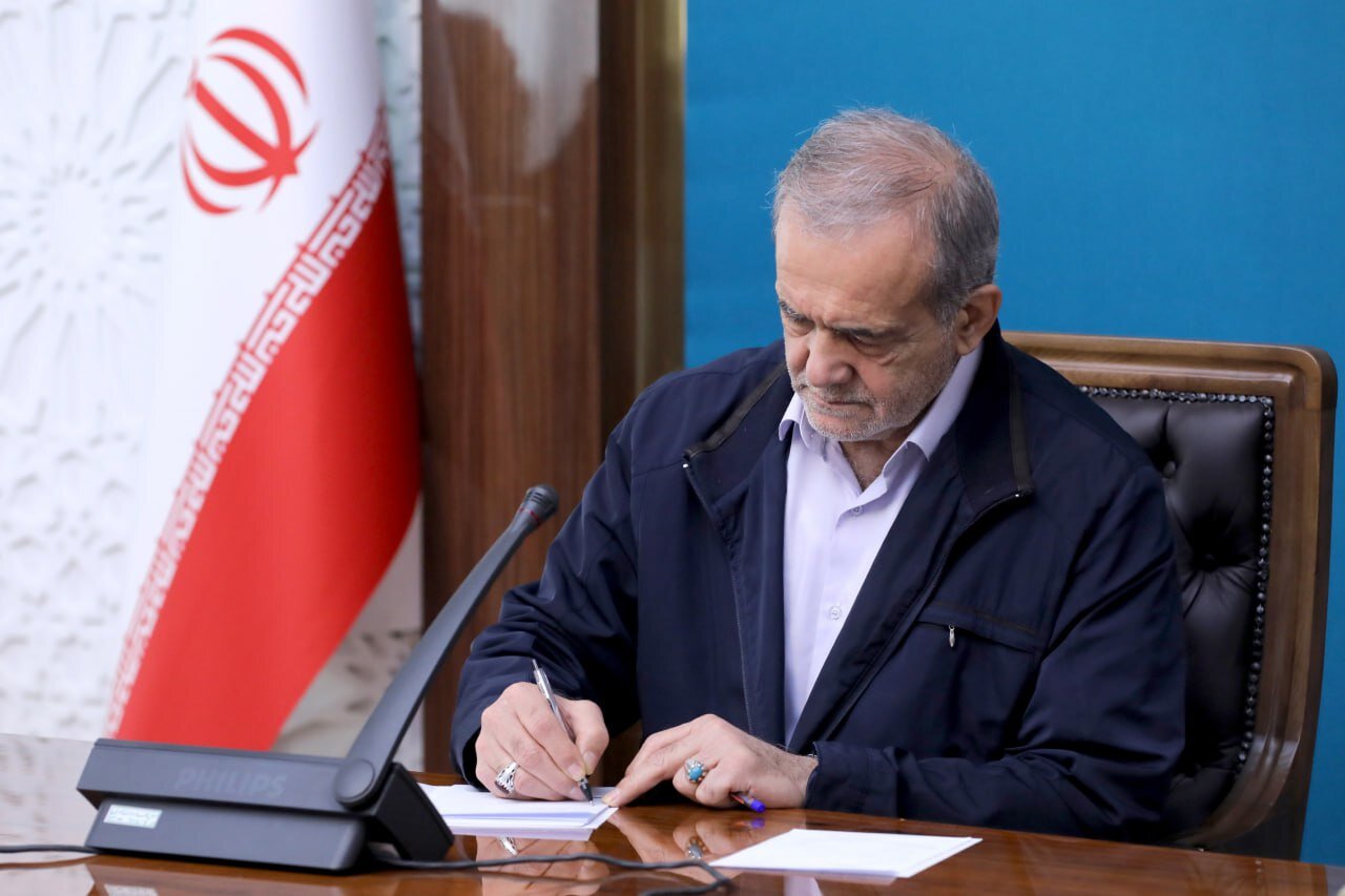 تسلیت پزشکیان در پی درگذشت مادر شهیدان معینی نجف آبادی - تصویر