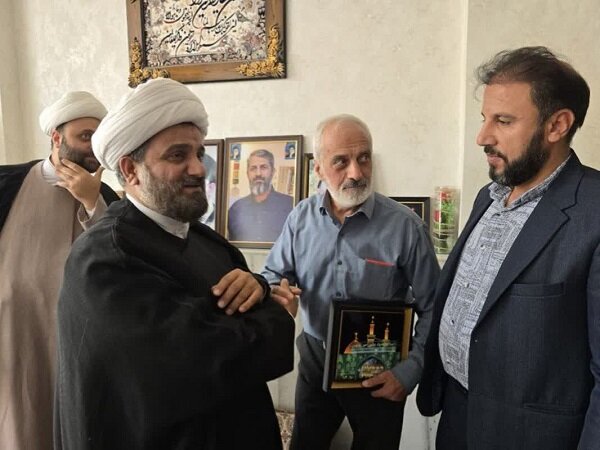 ادای احترام حجت‌الاسلام فوقی به خانواده سردار شهید میثم ررضوان‌پور