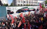 انتقال پیکررهبرشهیدانقلاب از خیابان امام رضابه یکی از خیابان‌های فرعی