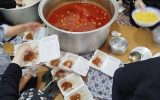 طبخ و توزیع ۱۵۰۰ پرس غذای نذری در آستان امامزادگان هفده‌تن گلپایگان