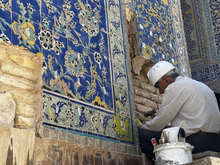 کاشیهای مسجد جامع عباسی چرا پایین میآیند؛ روایتی از یک آسیب چندلایه