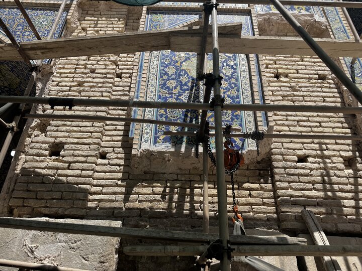 کاشیهای مسجد جامع عباسی چرا پایین میآیند؛ روایتی از یک آسیب چندلایه